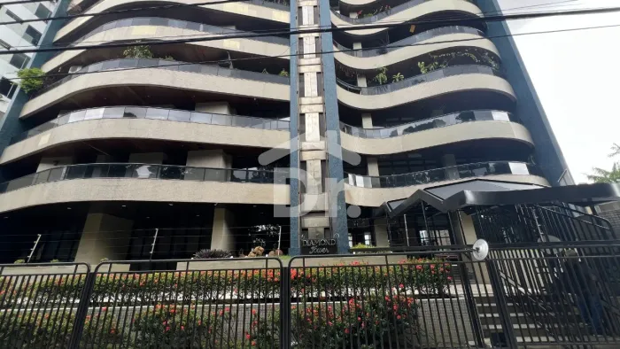 Luxuoso apartamento de 5 quartos e 4 suítes na Campina, Belém-PA: 500m², 2 salas e 4 vagas