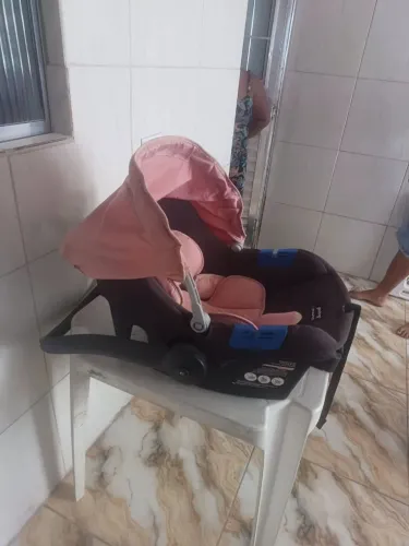 Carinho de bebê e bebê conforto
