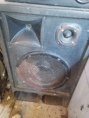 Vende se caixa de som com um alto falante de 15 polegadas um thwiter e uma corneta.