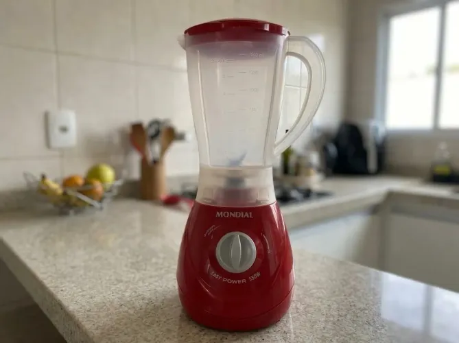 Liquidificador vermelho Mondial 550W