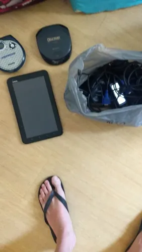 Lote com diversos Cabos, fontes de notebook. Carregadores de cel antigos e novo's, cameras