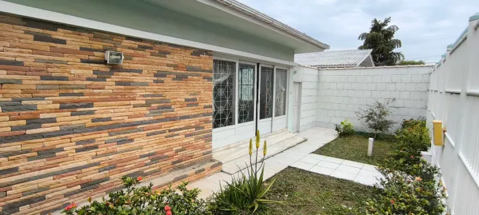 Alugo casa (residencial/comercial) com 5 dormitórios no Balneário, Florianópolis. 