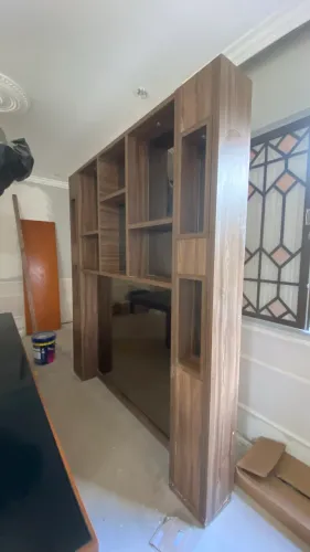 Mesa de 2,60x1,20  com tampo em vidro sem detalhes e cristaleira 