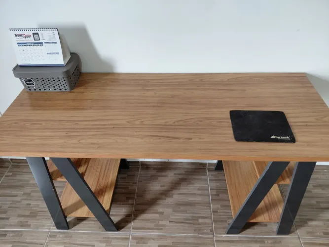 Mesa de escritório nova