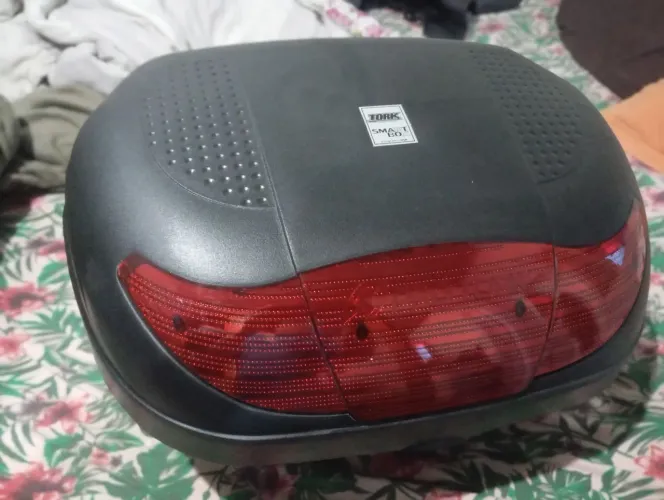 Vendo baú mais suporte completo