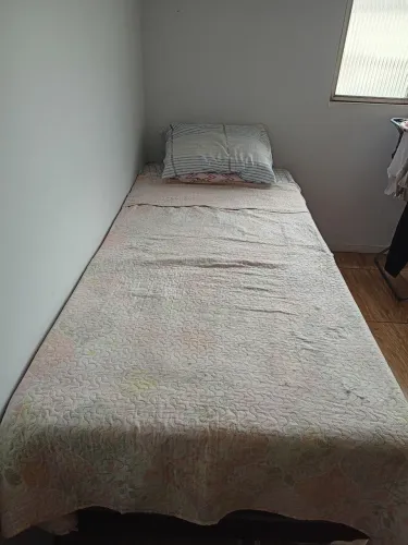 Vende-se cama box solteiro