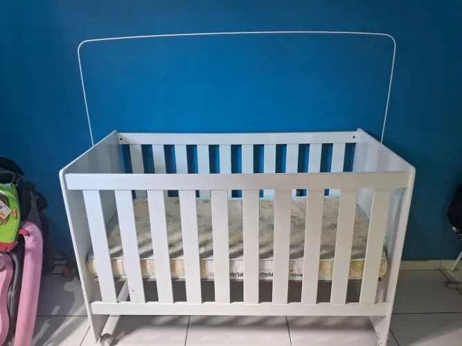 Berço branco seminovo