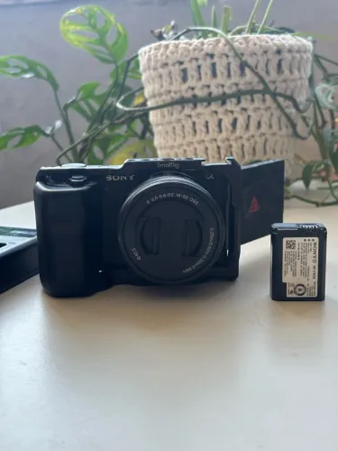 SONY ZV-E10 + LENTE 16-50MM + KIT DE ACESSÓRIOS
