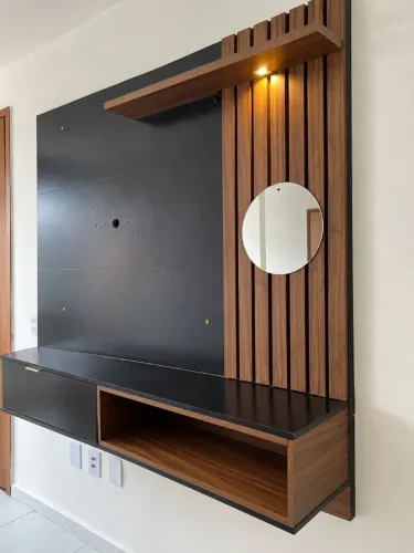 Painel para TV de até 55 polegadas com rack suspenso, ripado e iluminação