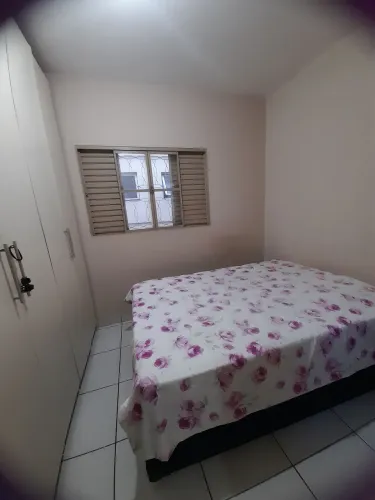 Alugo este quarto em meu apartamento. Eu já moro nele e quero dividir as despesas.