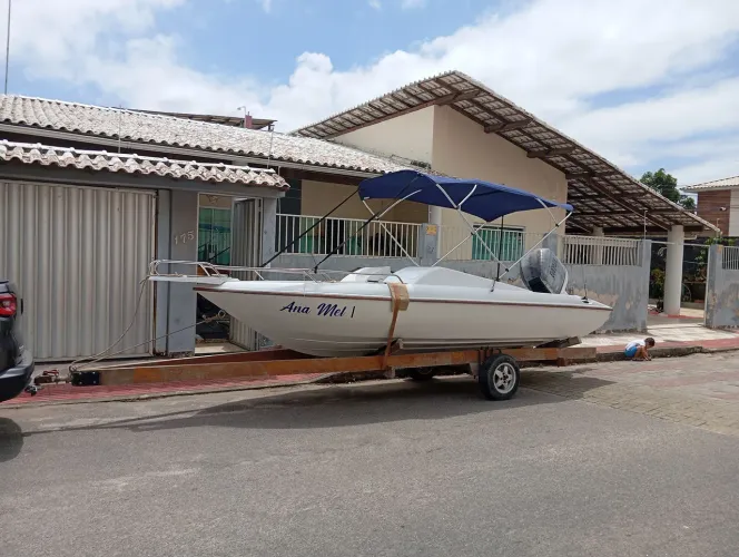 Lancha motor 225 hp, motor EVINRUDE revisado com 187 horas.