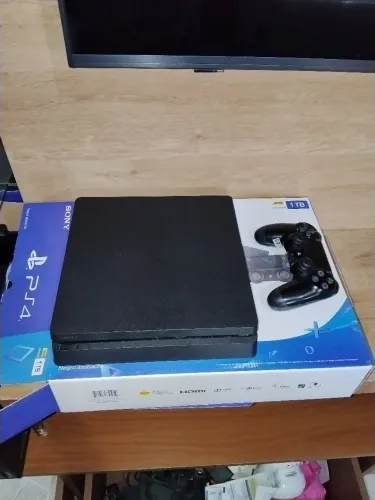 Vendo Playstation 4 slim 1TB com 2 controles
