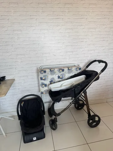 Carrinho de bebê e bebê conforto