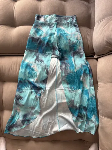 Short-saia azul aberto na frente