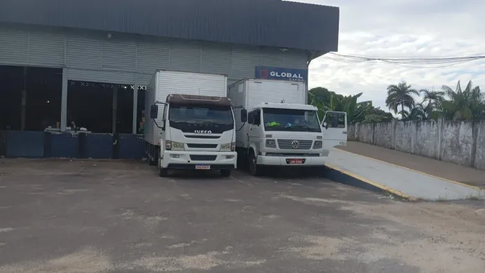 Caminhao bau 8 120 e iveco vertis.