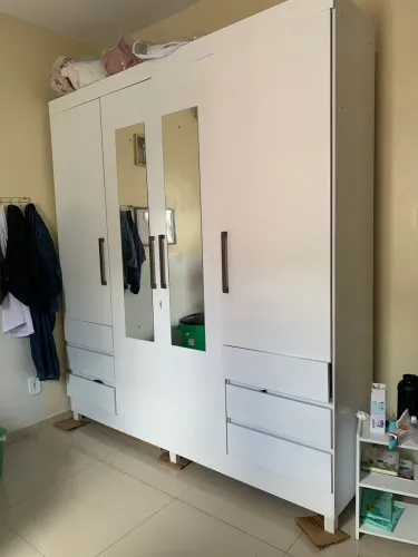 Guarda-roupa muito pouco usado