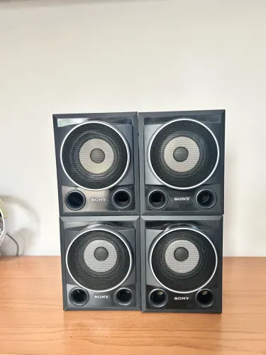 4 caixas surrond do muteki Sony (obs só 1 está funcionando)