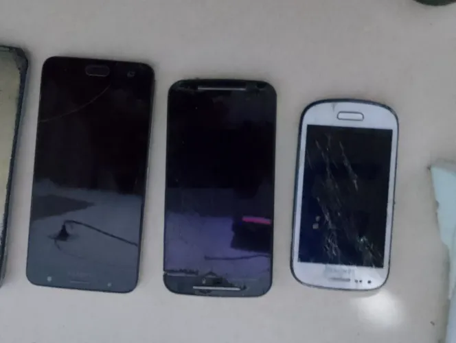 Lote de celular com defeito não segura e só pra reaproveitar peças não sei o estado ?