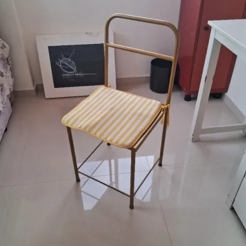 Cadeira Dourada com Capa Listrada Amarela