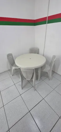 CONJUNTO MESA COM CADEIRAS PLÁSTICAS