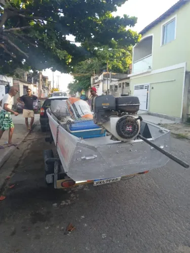 Lancha de alumínio com 2 motores e reboque
