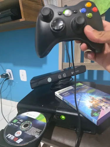 Xbox super slim com jogos no HD 1 manete 1 kinect 2 jogos originais em mídia física
