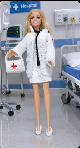 Barbie médica customizada a mão