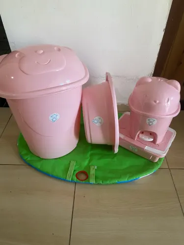 Kit de cesto ,bacia ,lixeira ,farmaçinha e almofada de amamentação 