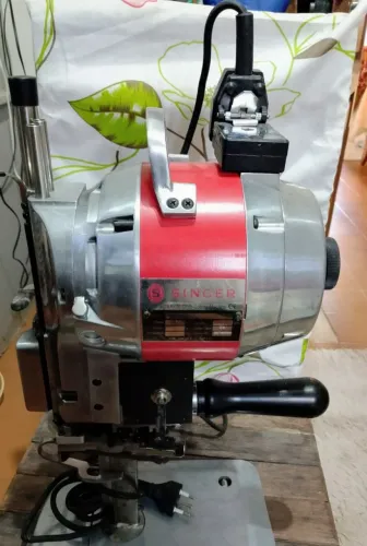 Máquina de cortar tecido Singer
