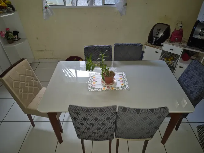 Mesa de vidro e madeira.