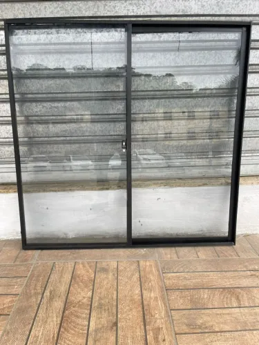 janela aluminio preto com vidro fume 100x100