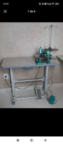 Máquina overloque com mesa
