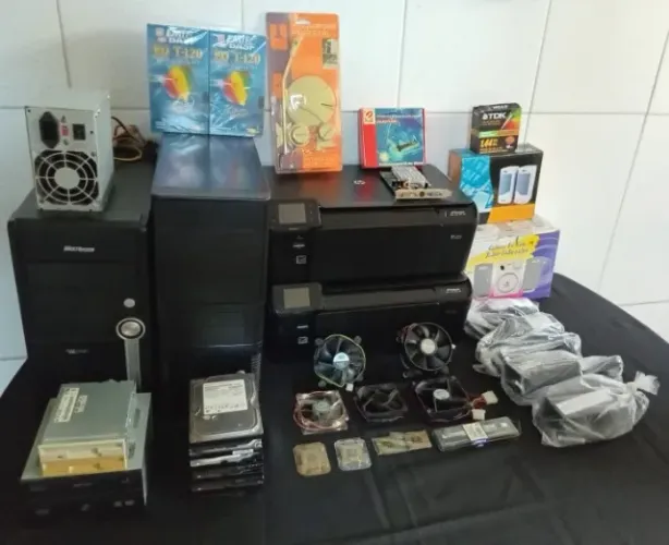 Diversos acessórios para computador e impressora