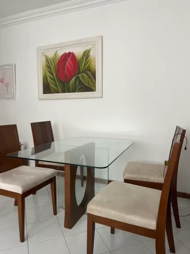 Vendo linda Mesa com 4 Cadeiras