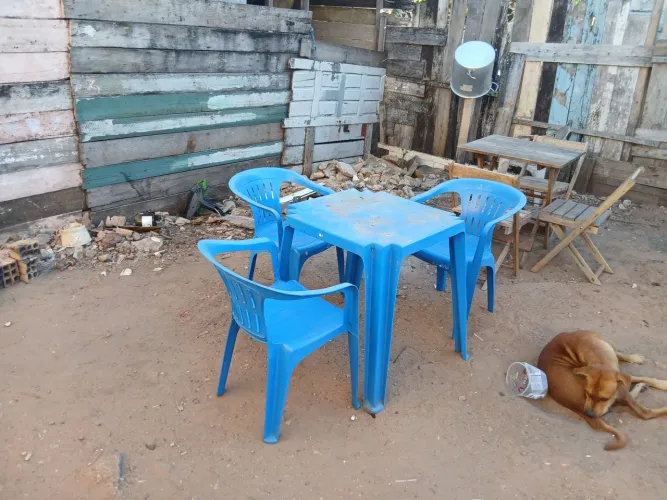 Uma mesa com 3 cadeiras azul