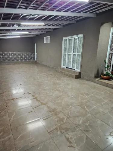 Casa padrão mobiliada, bairro Lagoinha, Zona Leste de Ribeirão Preto/SP.