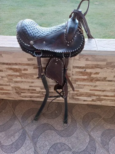 Vende-se sela para pônei