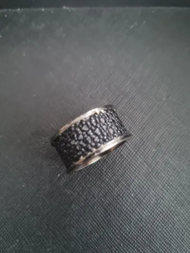 Anel Aliança Largo com Ródio Negro e Microcravejado em Estilo Pavê