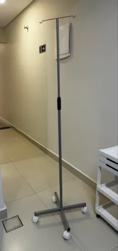 SUPORTE PARA SORO - COM REGULAGEM DE ALTURA E RODINHAS