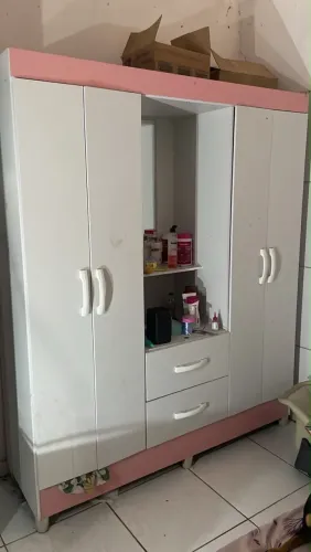 Guarda roupa branco com rosa