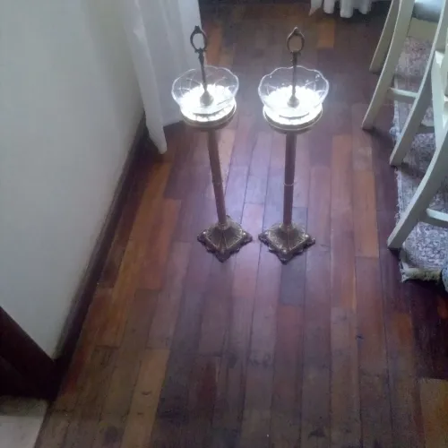 2 cinzeiros com pedestal