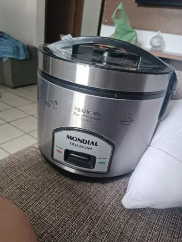 Panela elétrica de arroz e vegetais 