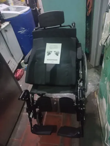 Vede_se uma cadeira de rodas nova original para adultos muito boa comprei para o m filha 