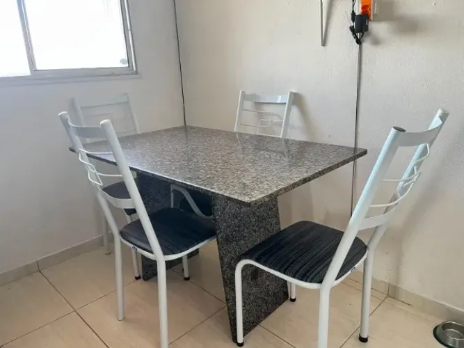 mesa mármore com 4 cadeira