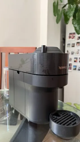 Cafeteira Nespresso Vertuo Pop semi-nova, usada poucas vezes