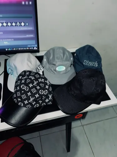 Bonés de qualidade novos (quase não usados)