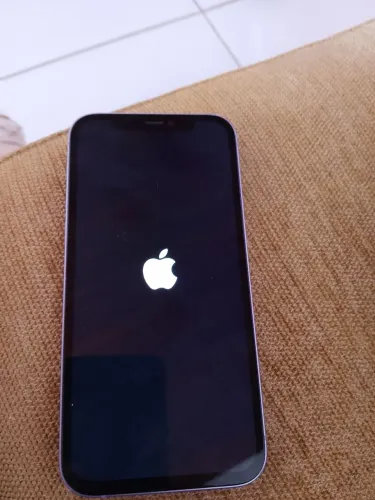Vendo um iPhone 12 com 64 gigas bateria 76% muito consevado face iD funcionando perfeito .