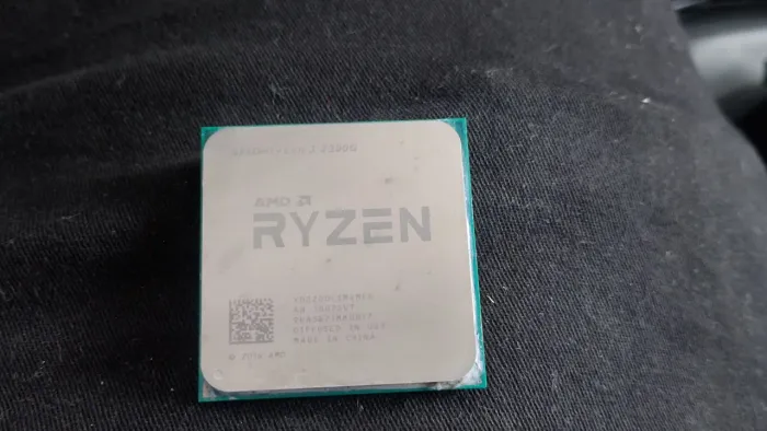 Vendo processador Amd Ryzen 3 2200g 3.5 Ghz e 3.8 Ghz com boost, com gráficos integrado 
