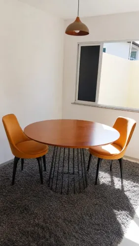 Conjunto Mesa Redonda Madeira 1.20m e 2 cadeiras giratórias e elegantes