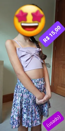 Conjunto lilás de short-saia e bustiê.